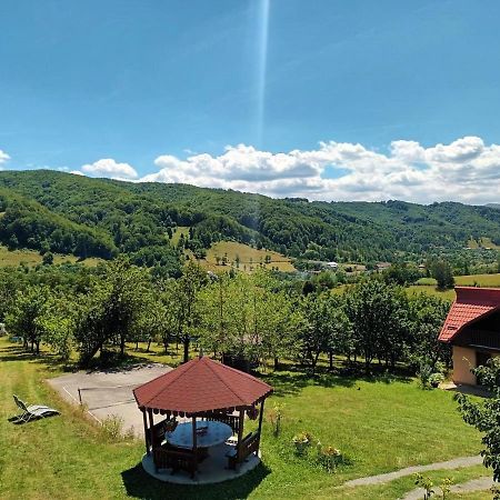 Cabana Cu Teren De Tenis -- Etaj Banita Exteriér fotografie