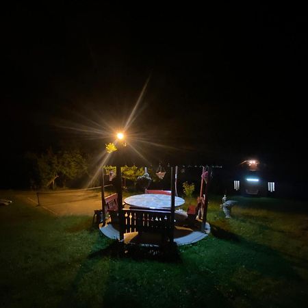 Cabana Cu Teren De Tenis -- Etaj Banita Exteriér fotografie
