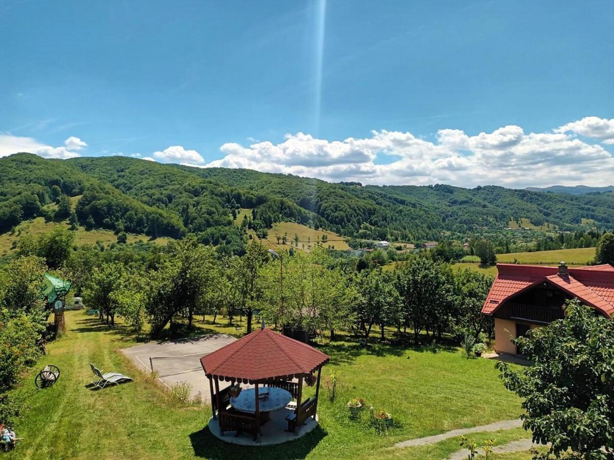 Cabana Cu Teren De Tenis -- Etaj Banita Exteriér fotografie