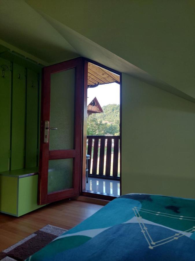 Cabana Cu Teren De Tenis -- Etaj Banita Exteriér fotografie