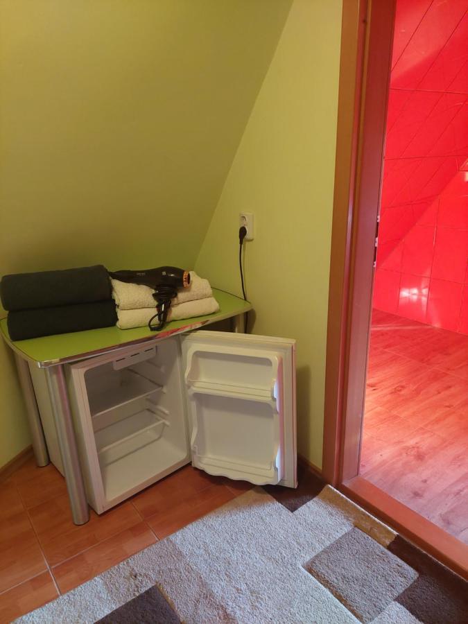 Cabana Cu Teren De Tenis -- Etaj Banita Exteriér fotografie