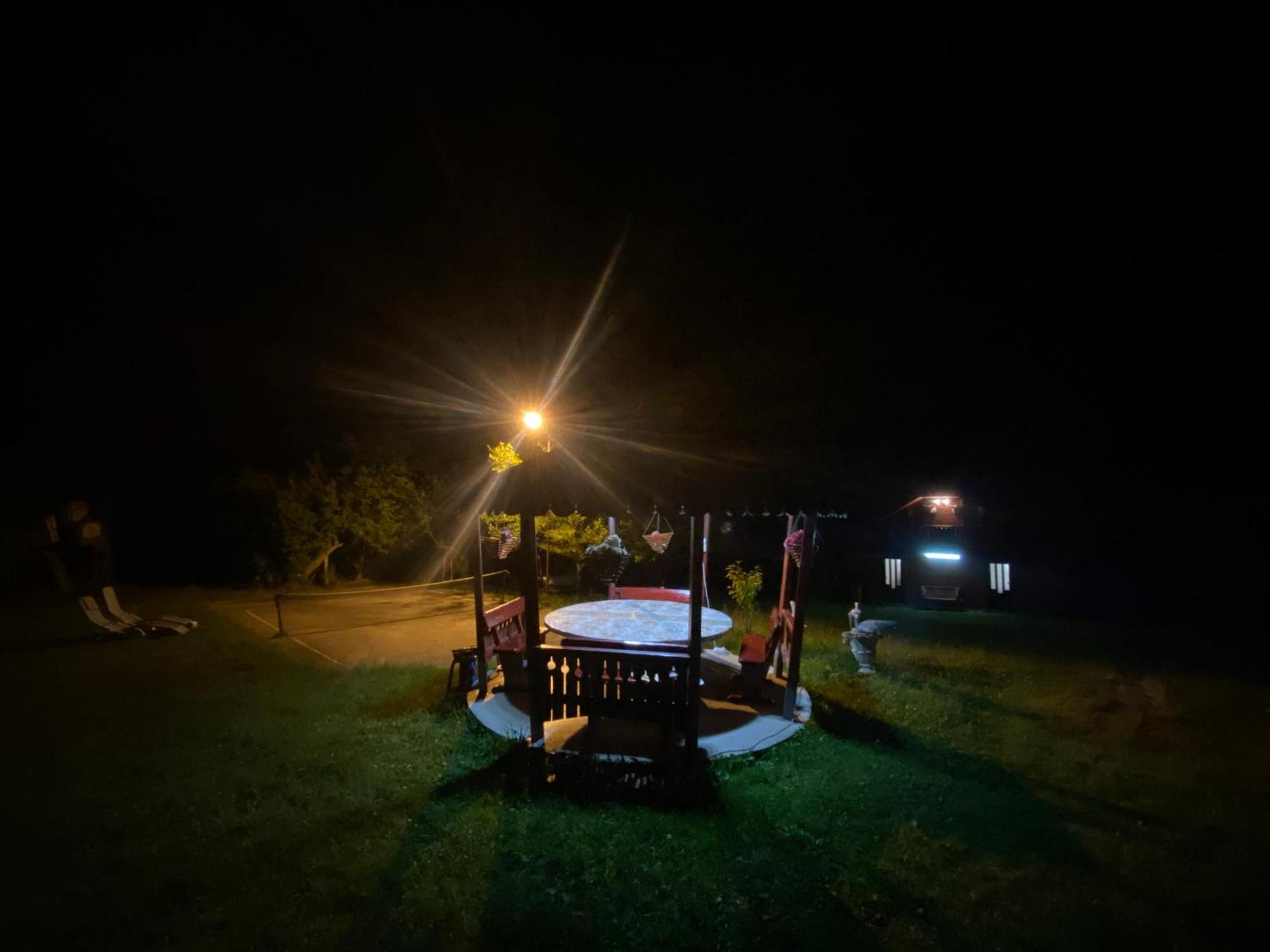 Cabana Cu Teren De Tenis -- Etaj Banita Exteriér fotografie