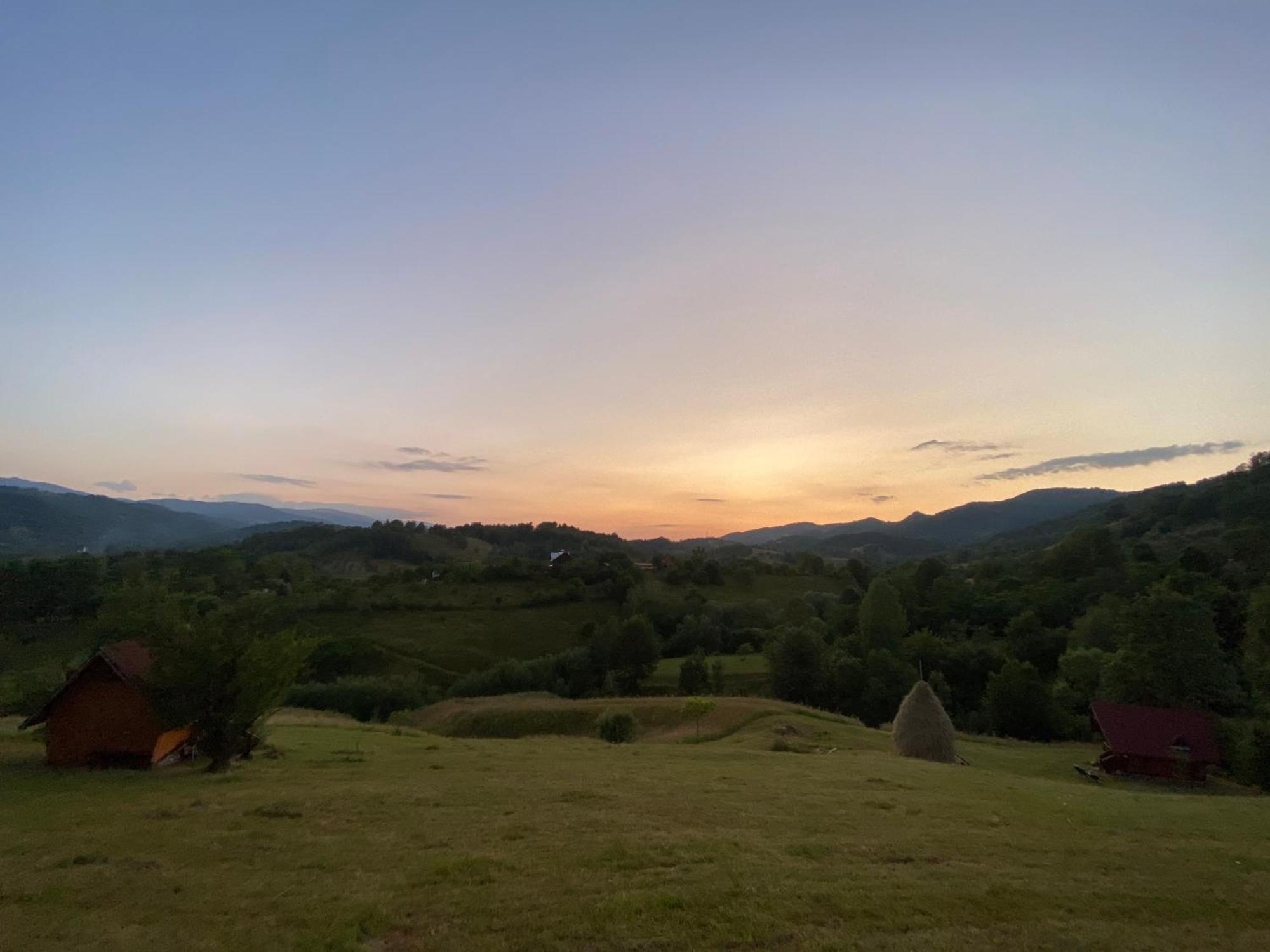 Cabana Cu Teren De Tenis -- Etaj Banita Exteriér fotografie