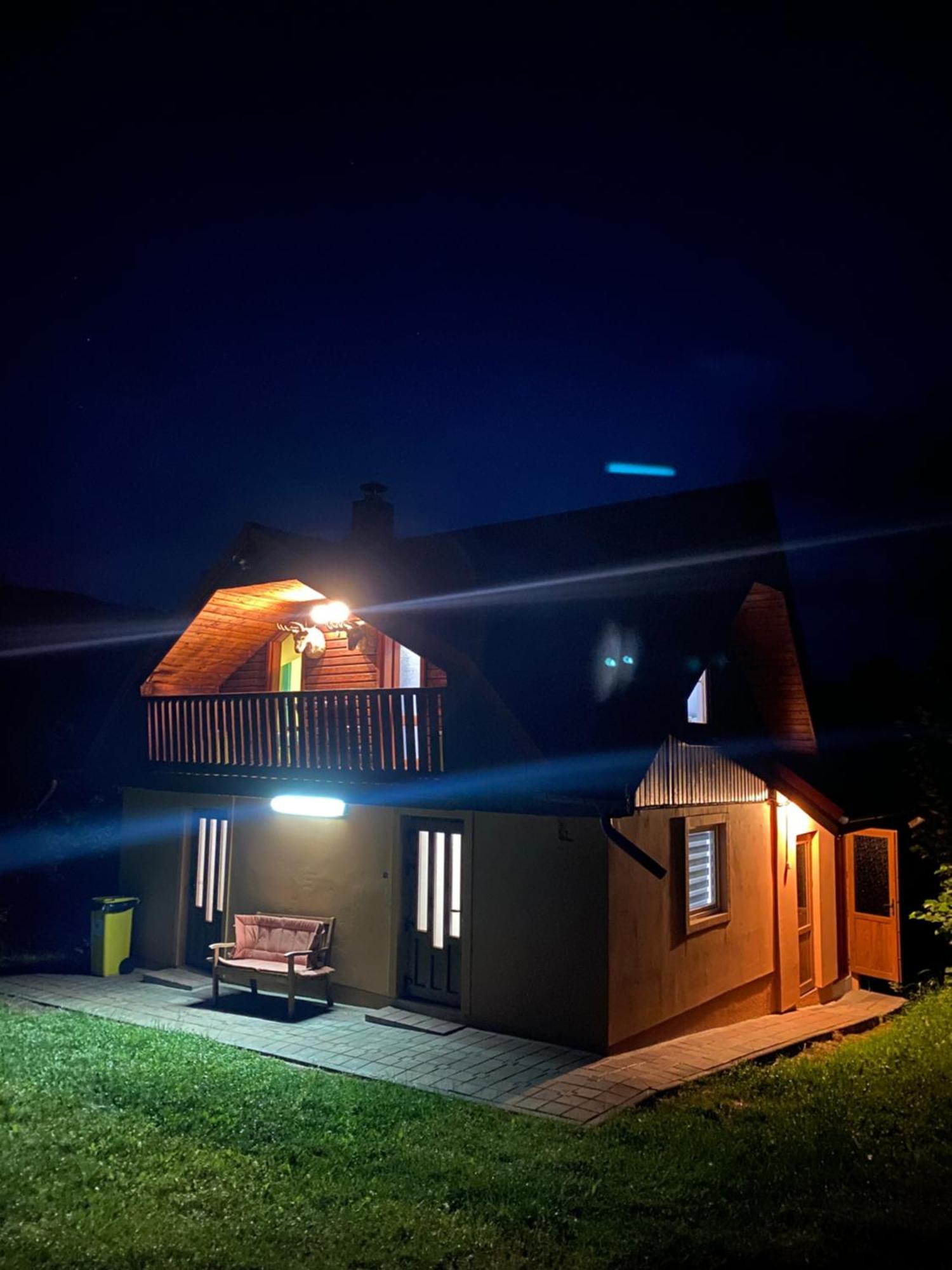 Cabana Cu Teren De Tenis -- Etaj Banita Exteriér fotografie