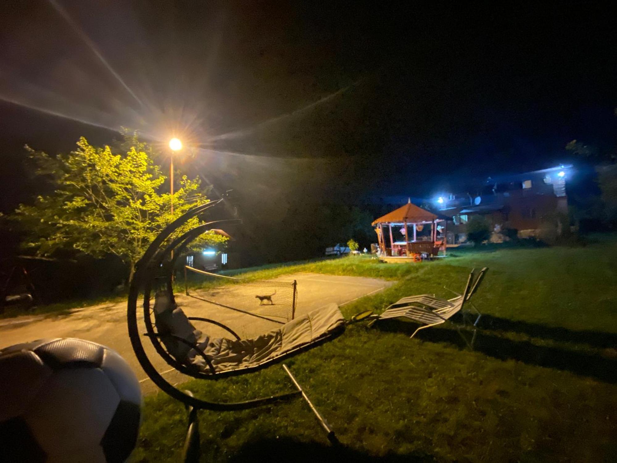 Cabana Cu Teren De Tenis -- Etaj Banita Exteriér fotografie