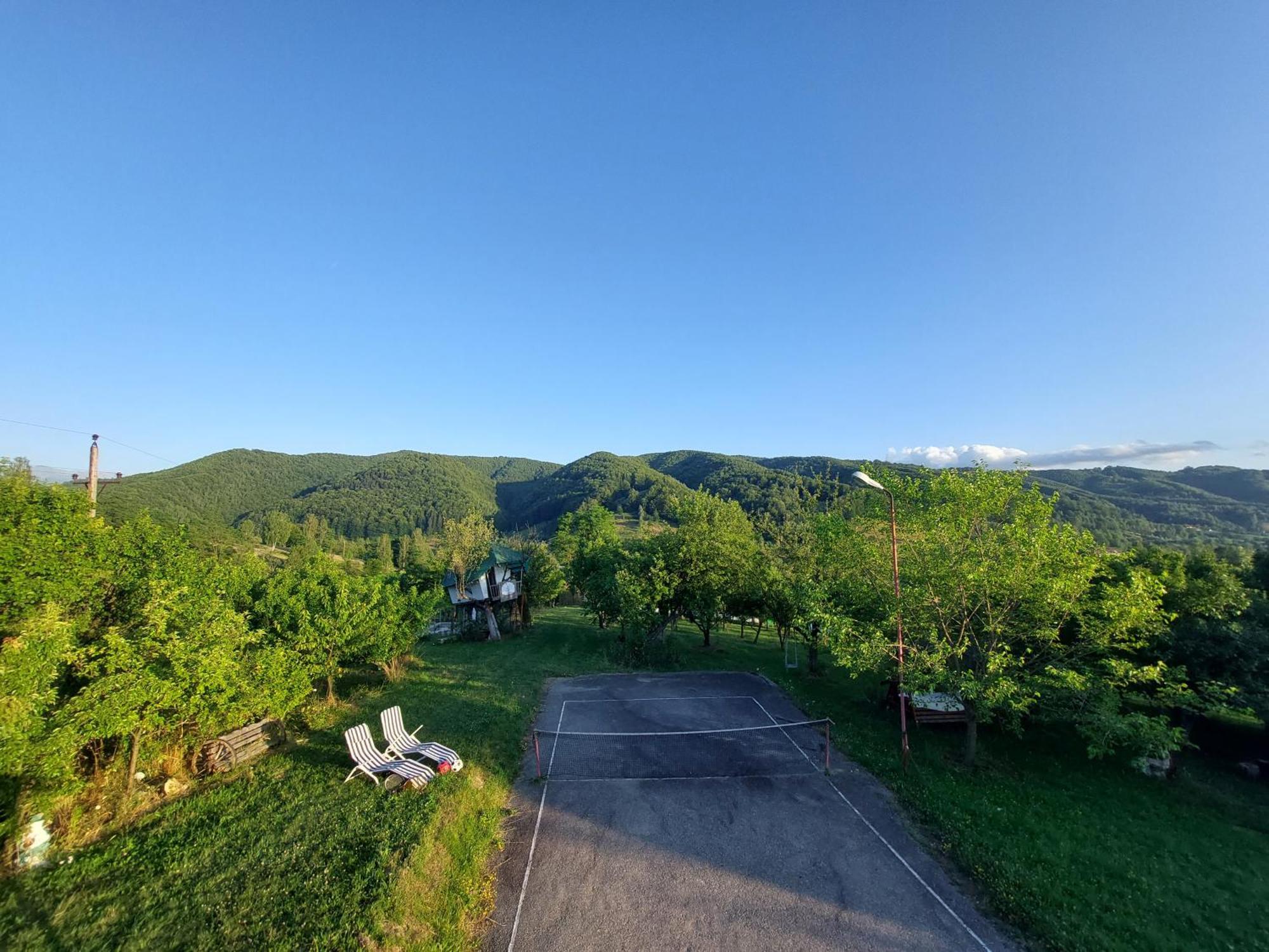 Cabana Cu Teren De Tenis -- Etaj Banita Exteriér fotografie