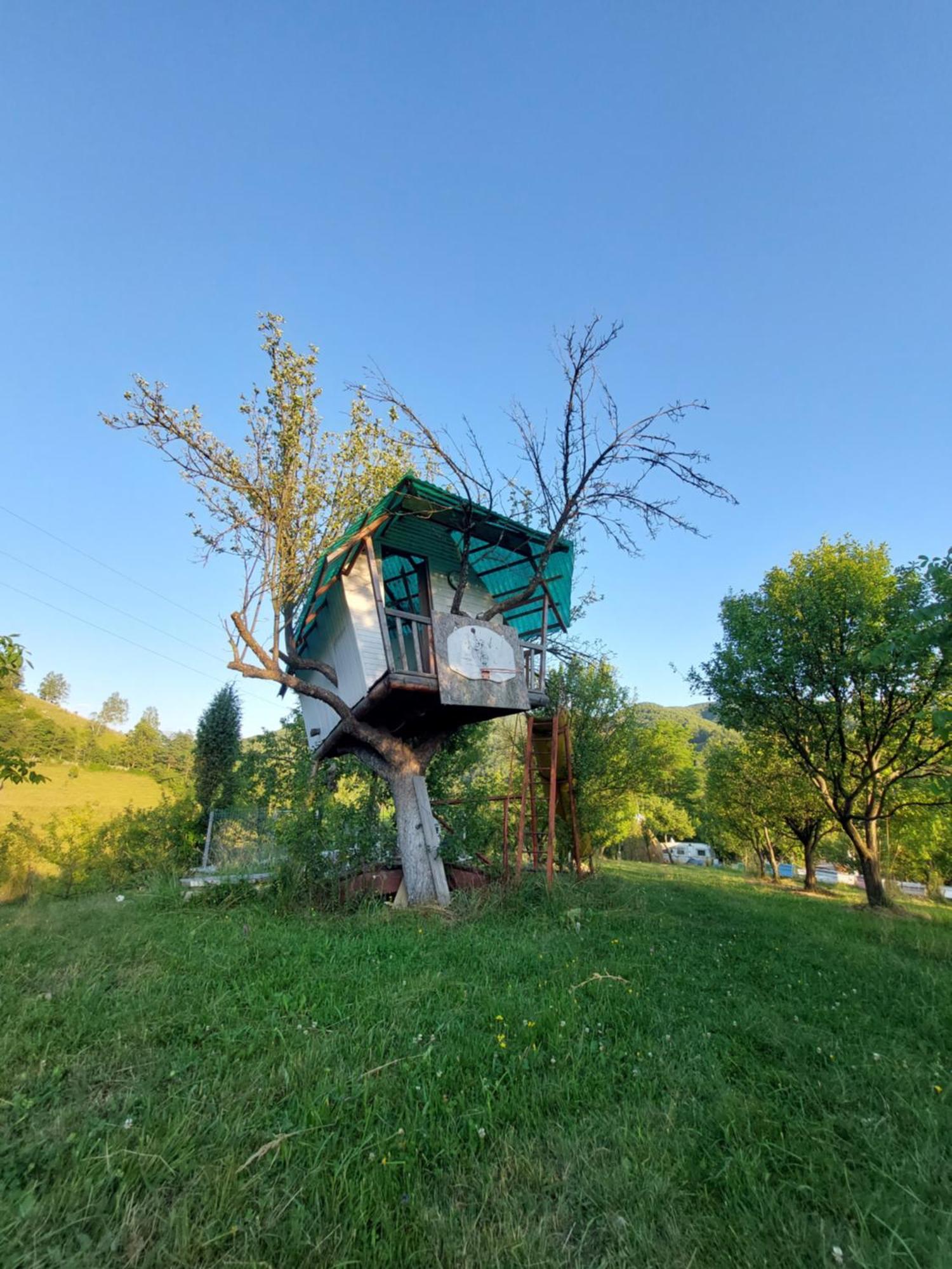 Cabana Cu Teren De Tenis -- Etaj Banita Exteriér fotografie